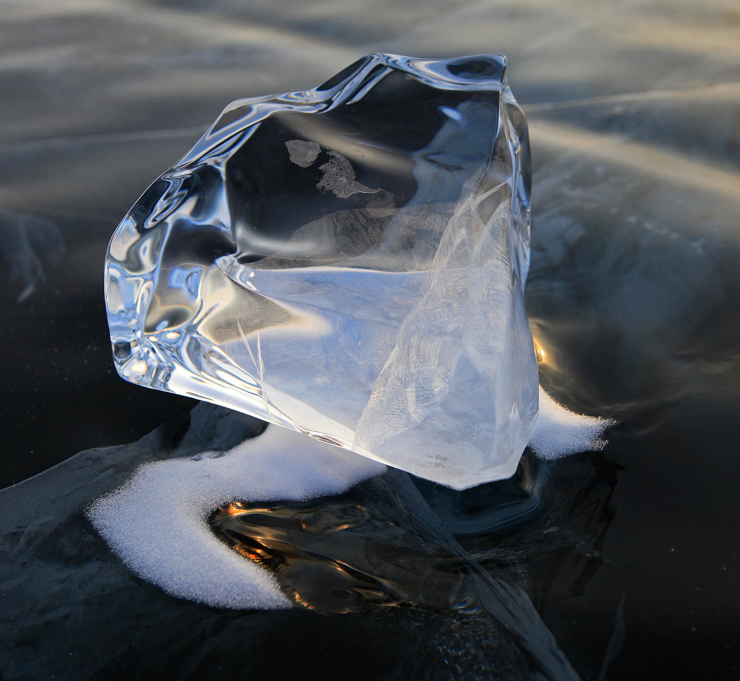 Тает льдинка. Алмаз во льду. Лед. Лед Байкала.