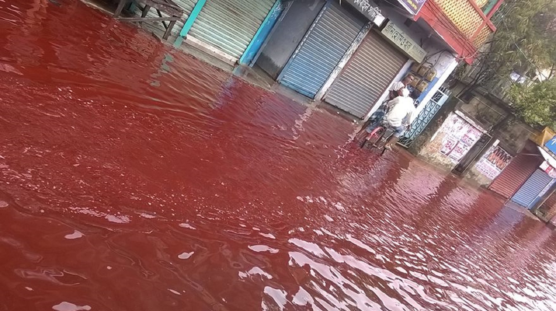 В воду идет красным. Кровавый дождь в Индии 2001 год. Красный дождь в 2001 году в Индии. Керала Индия красный дождь. Кровавый дождь в индийском штате Керала.