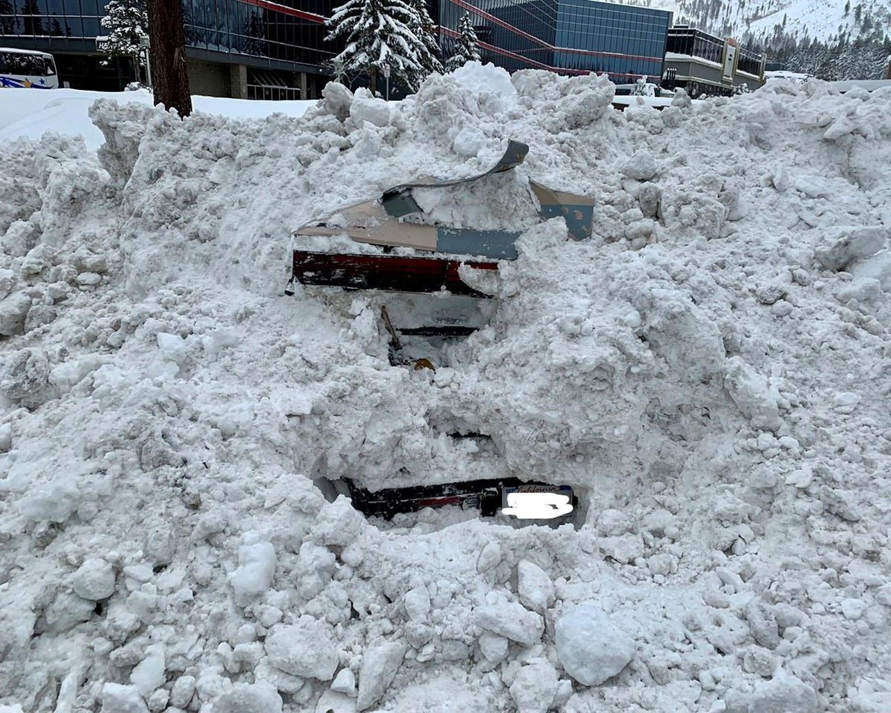 Село занесенное снегом оттаивает по немногу. Машина завалена снегом. Машину засыпало снегом. Засыпать снегом автомобиль. Машина под сугробом.