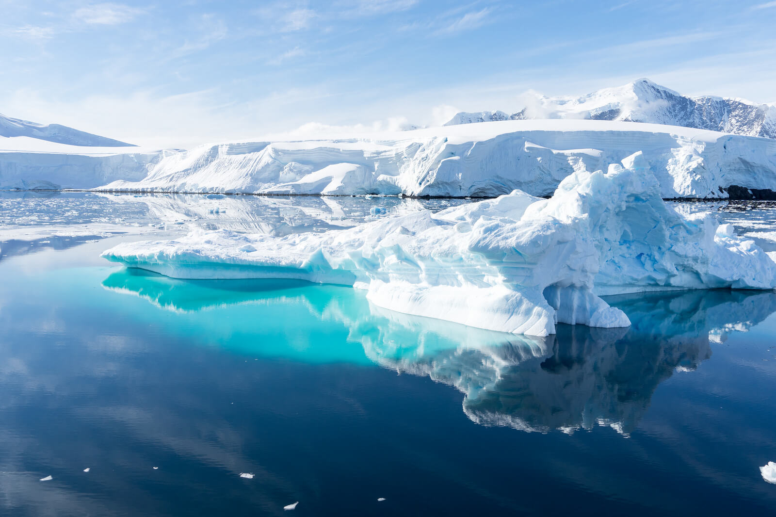 Почему лед назвали льдом. Озеро Восток в Антарктиде. Антарктида ледяной Континент. Незамерзающее озеро в Антарктиде. Озеро подо льдом в Антарктиде.