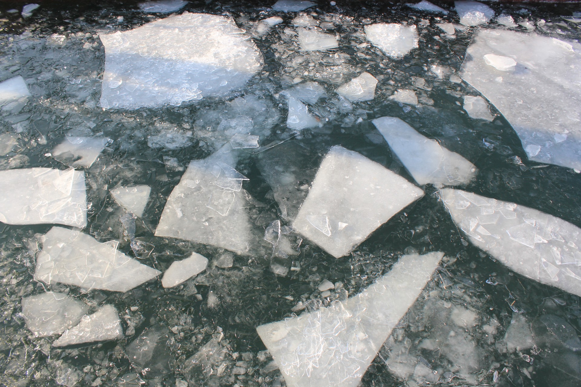 Лед разбивается. Сломанный лед. Хрупкий лед. Расколотый лед. Непрочный лед.