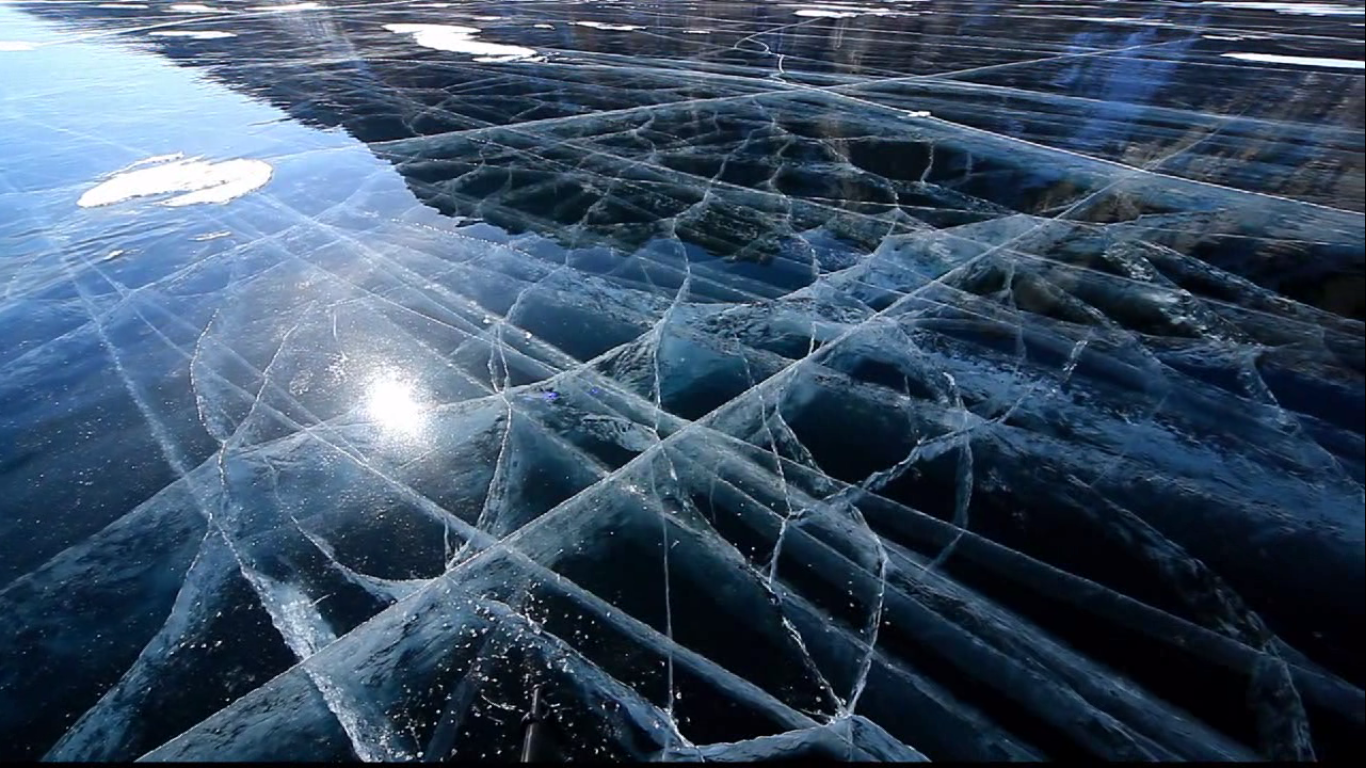 Трещины воды. Треснувший лед. Ледяная поверхность. Зимний Байкал. Потресканный лед.