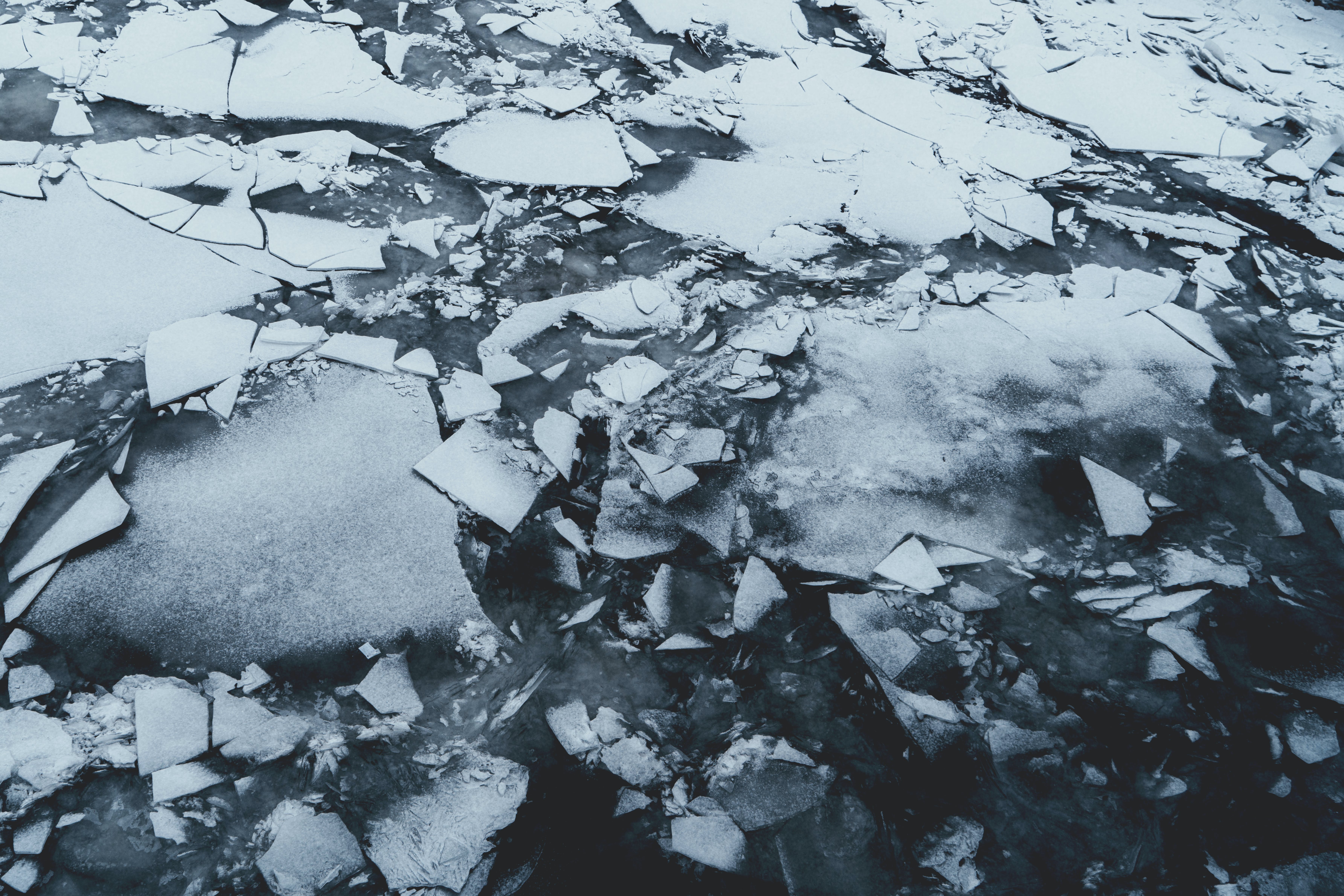Трещины на льду. Треснувший лед. Ледяные трещины. Лед трескается.