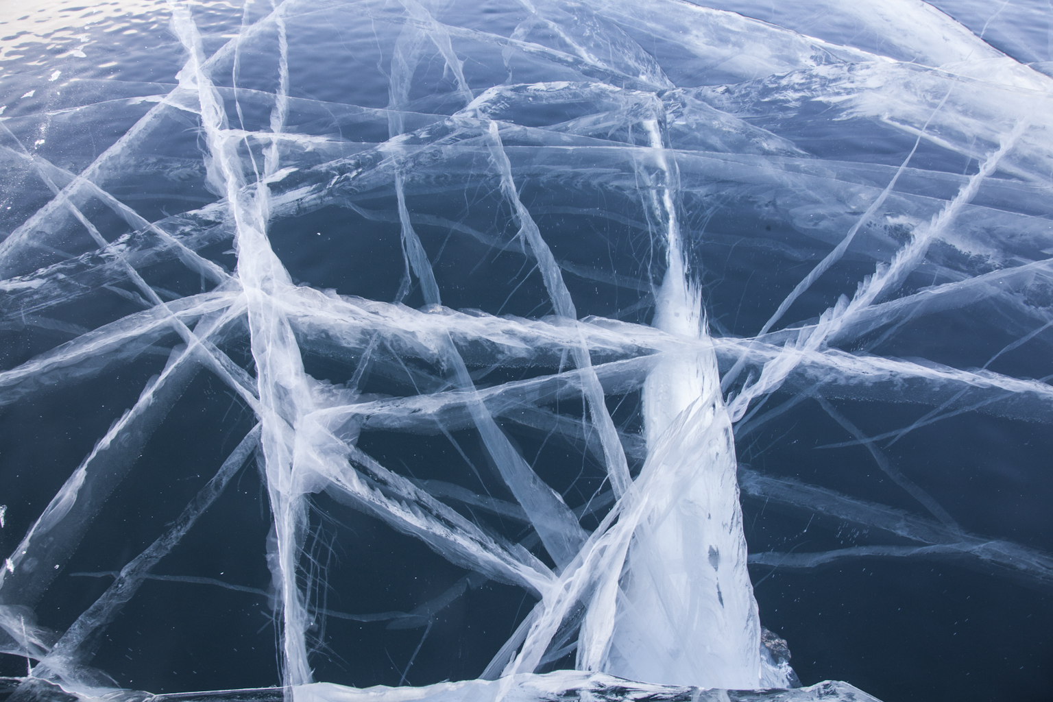 Трещины воды. Трещины на льду. Треснувший лед. Поверхность льда. Потрескавшийся лед.