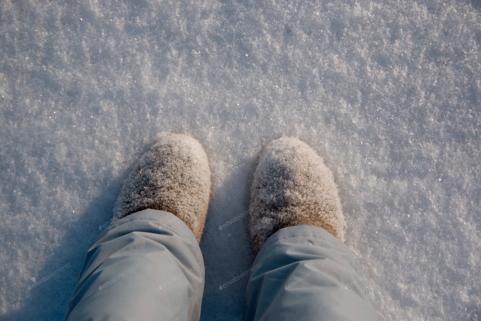 Январский утренний порой по снегу скрип веселый. Снег под ногами. Ноги в валенках. Валенки на снегу. Ноги в валенках на снегу.