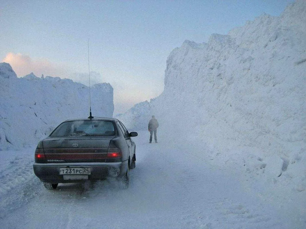 В снежный сугроб имеющий температуру. Норильск зима 2008. Норильск зима. Норильск сугробы 2008. Норильск суровая зима.