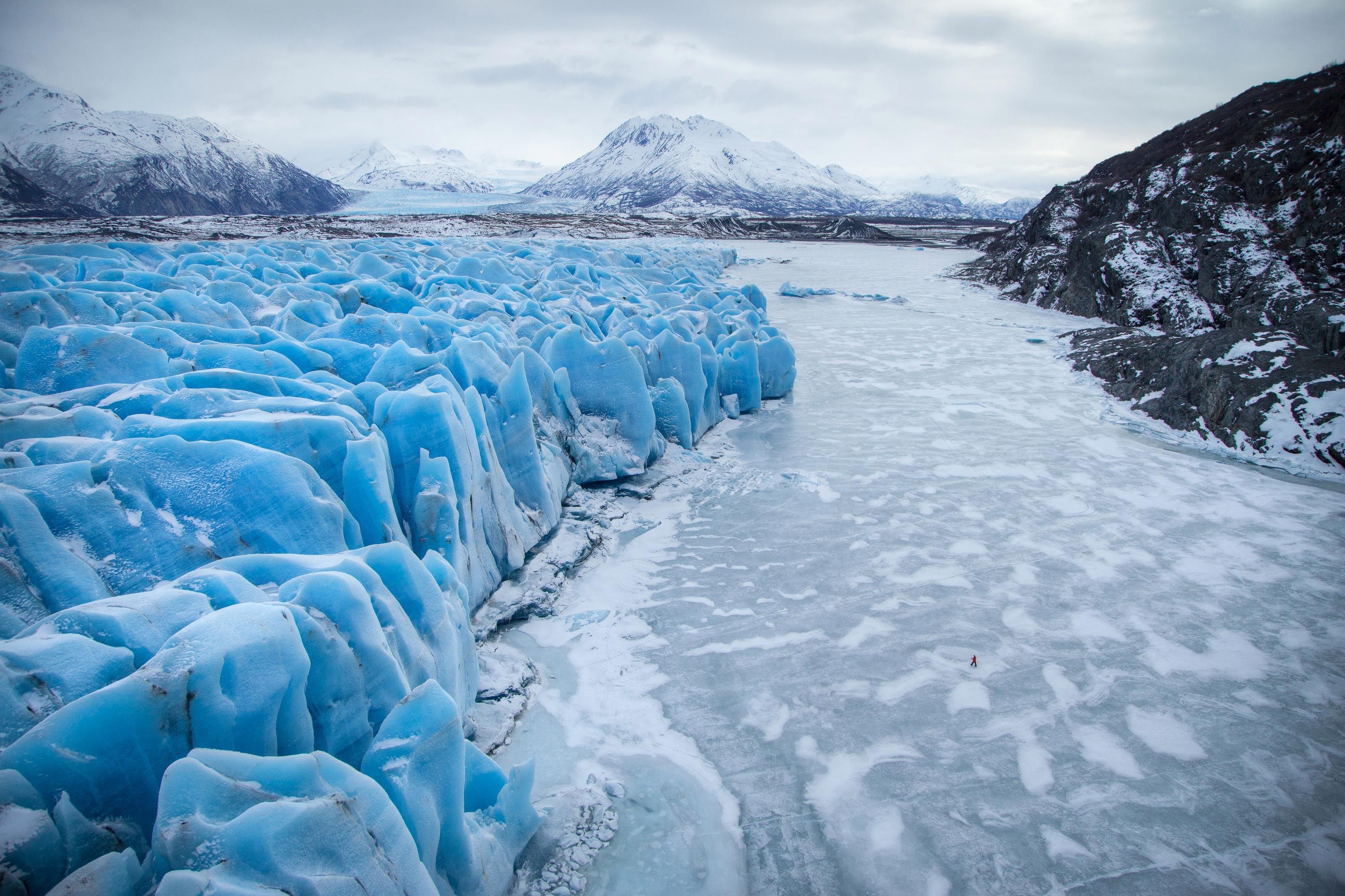 Glacier перевод. Глетчер лед. Глетчерный ледник. Ледник Свартисен Норвегия. Глетчер ледяной.