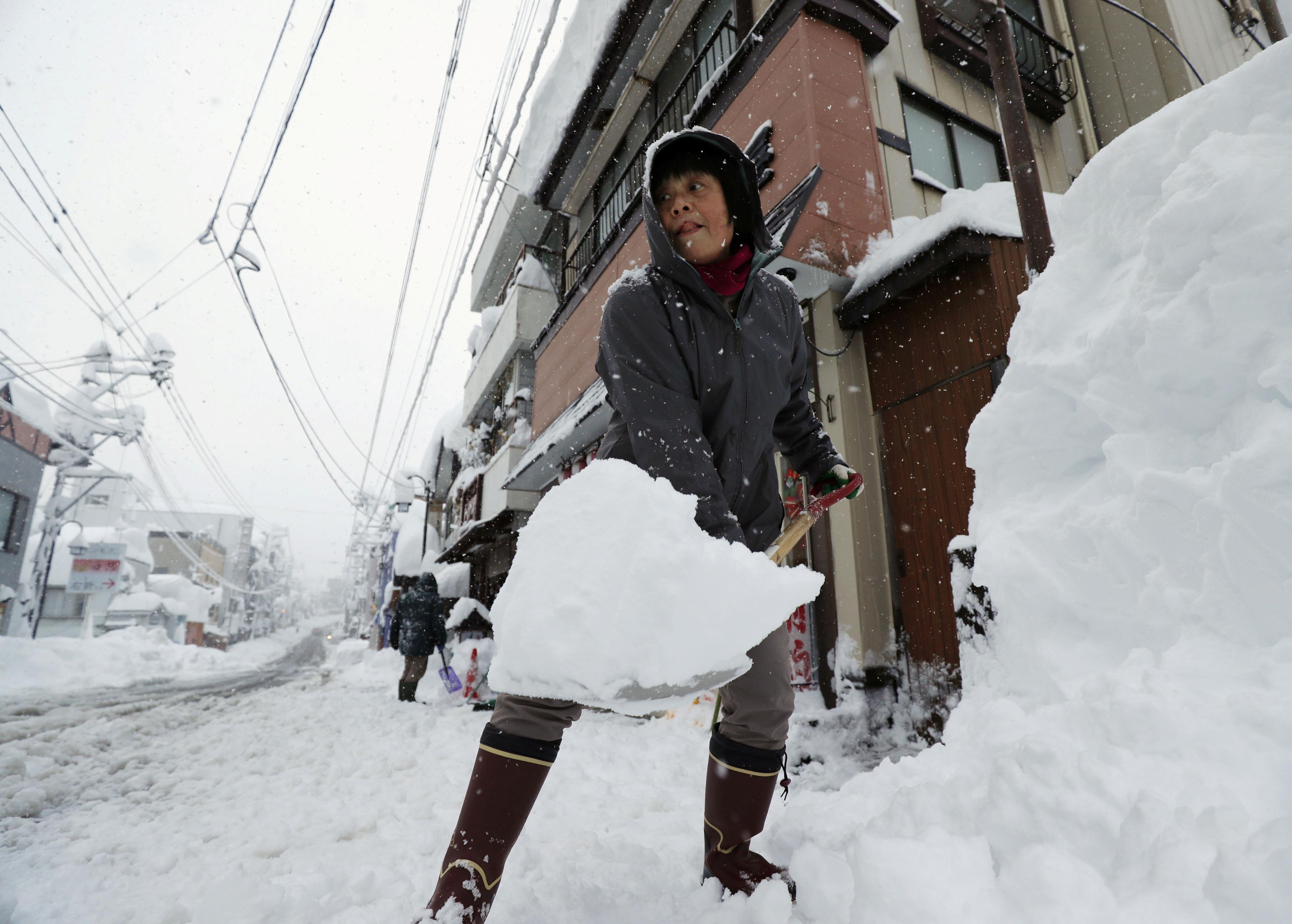 Сугробы бывают. Снег в Японии. Сугробы в Японии. Сильный снегопад в Японии. Рекордные снегопады в Японии.