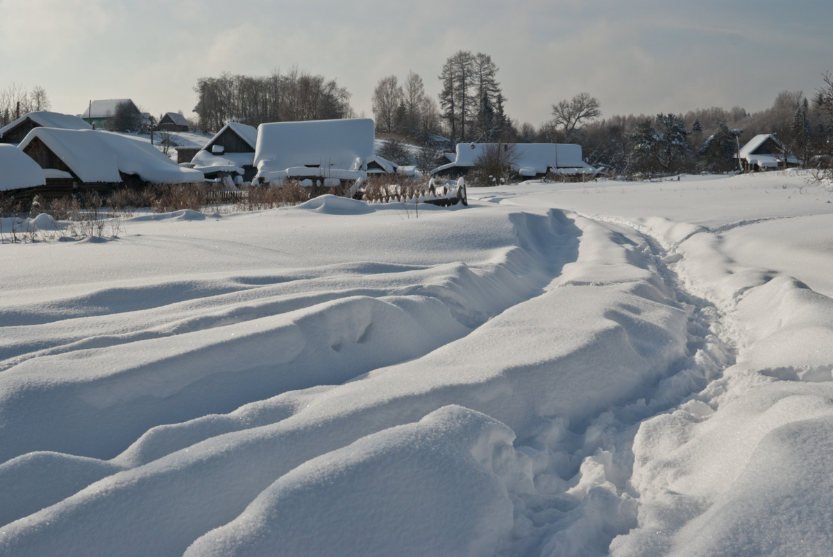 Сугробы в деревне. Деревня зимой. Деревня в снегу. Зима в деревне. Деревня сугробы