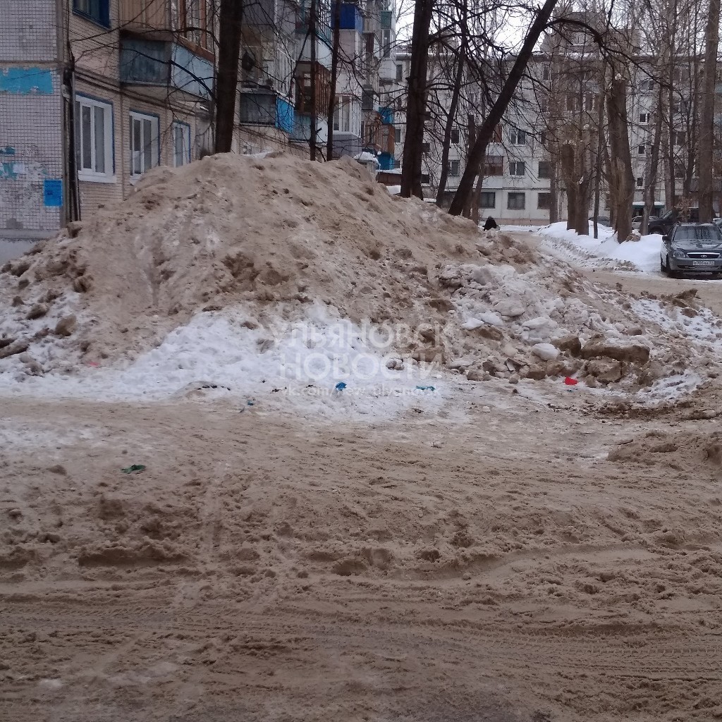 Грязный сугроб. Грязный снег. Грязный снег в Москве. Грязная зима. Грязная зима в городе.