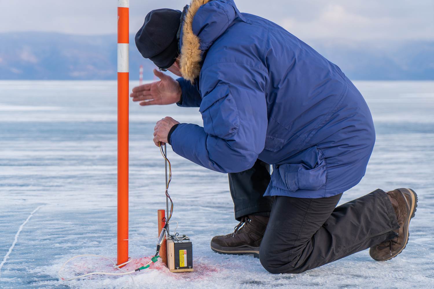 Толщина льда для катания. Замер толщины льда. Прибор для измерения толщины льда. Толщина льда. Толщина льда на Байкале.