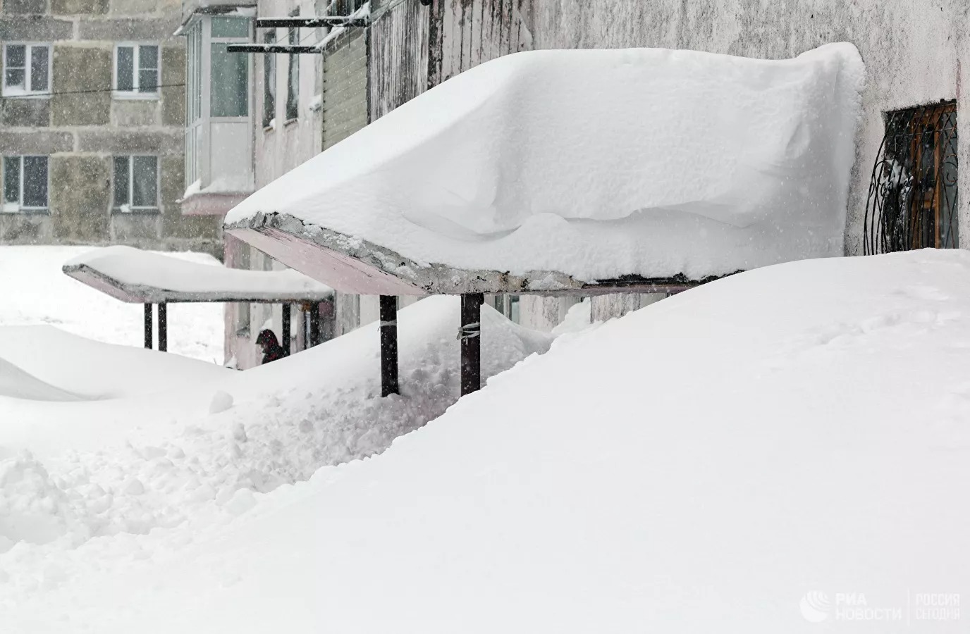 Сугробы раньше. Петропавловск-Камчатский сугробы. Огромные сугробы. Снег на Камчатке. Снеговые навесы.