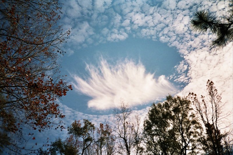 Эффект Fallstreak в перисто- кучевых облаках