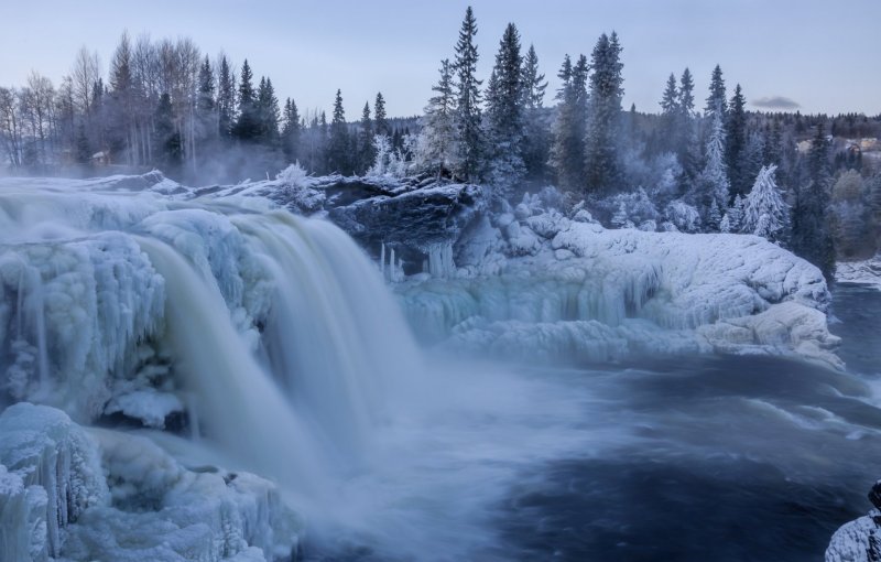 Замерзший водопад Карелия