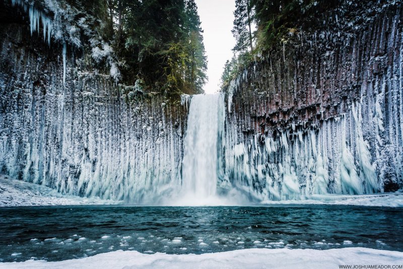 Замерзший водопад Ридо