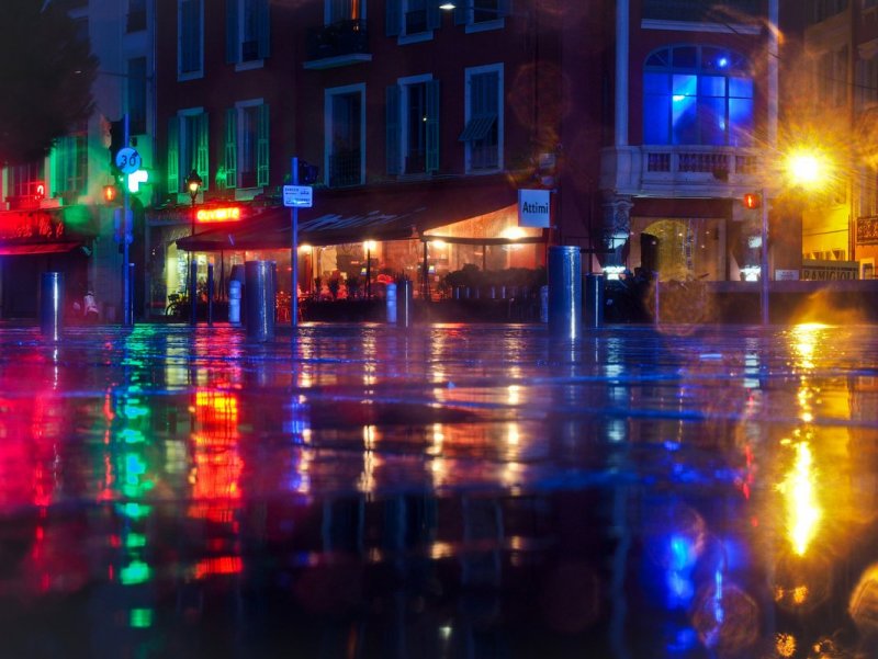 Изображение разноцветного дождя и ночного праздничного города.