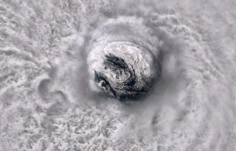Глаз урагана с земли