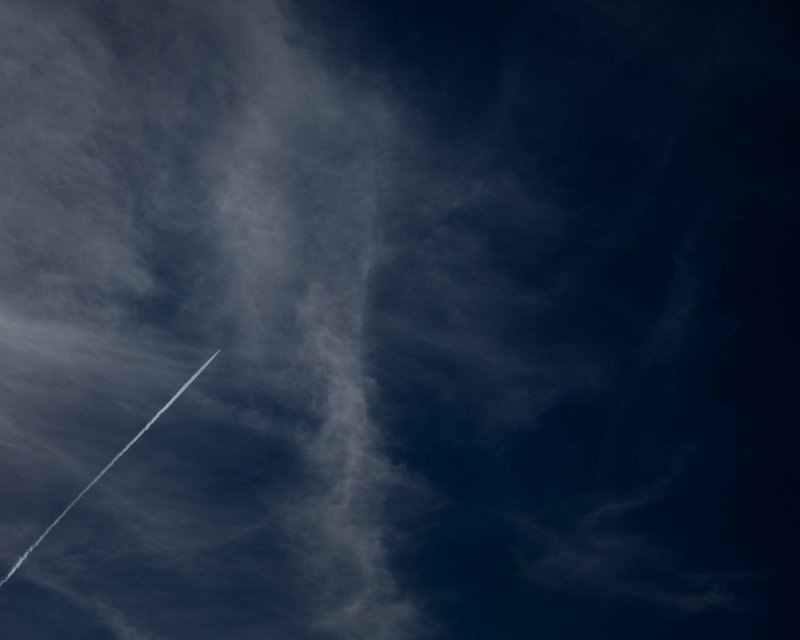 Черный дым от самолета в небе