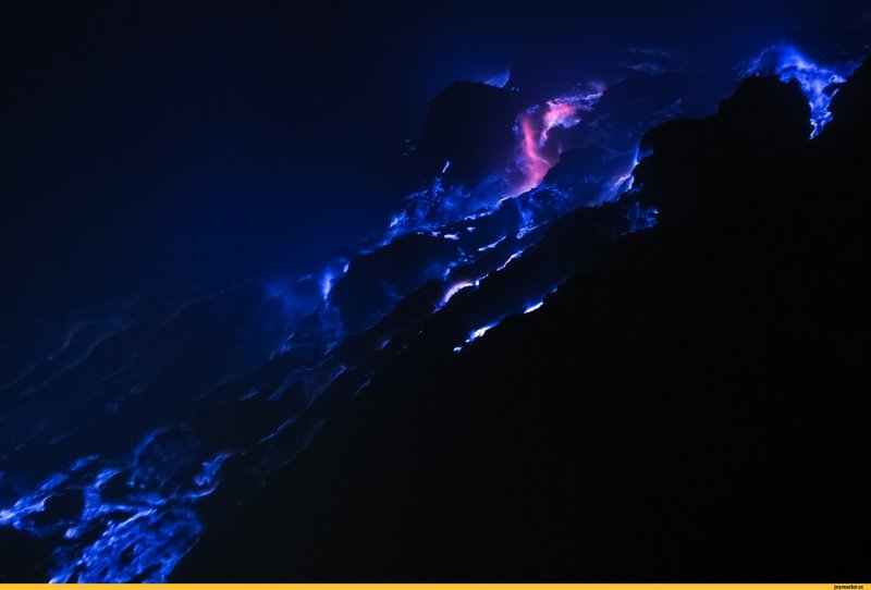 Вулкан Иджен голубая лава