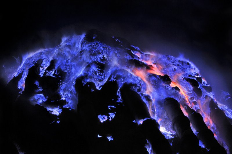 Вулкан Иджен голубая лава