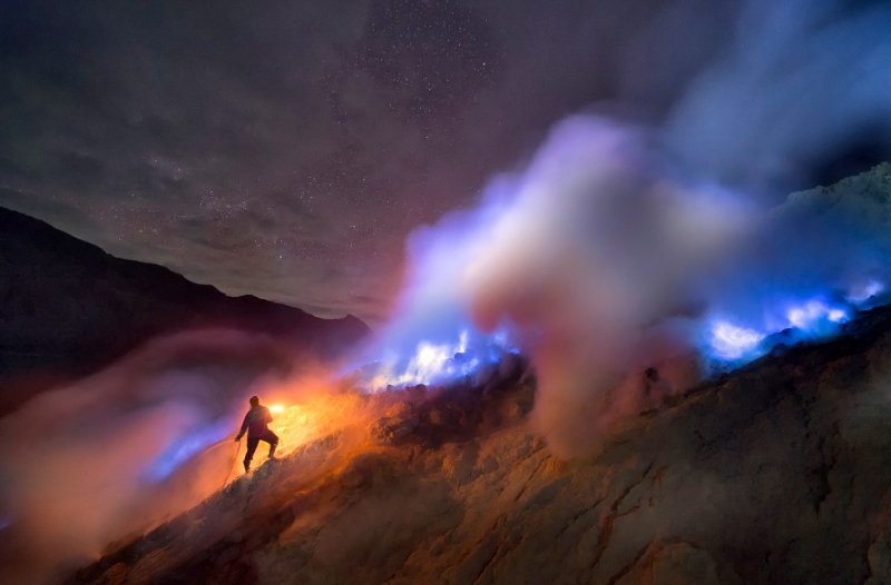 Вулкан на острове Ява синее пламя