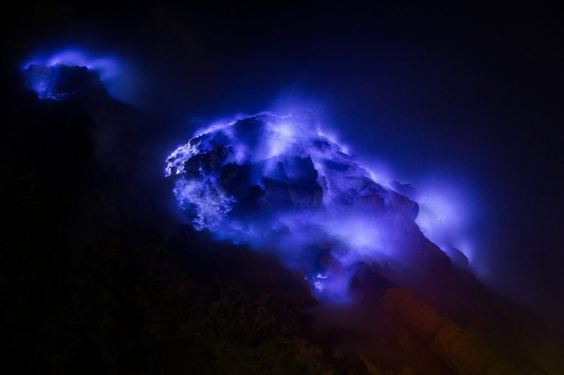 Вулкан Иджен лава