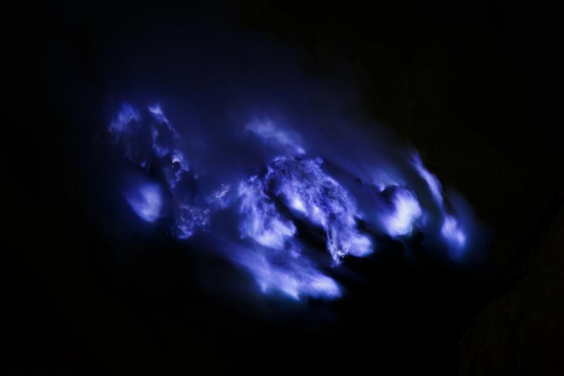Синяя лава вулкана Иджен