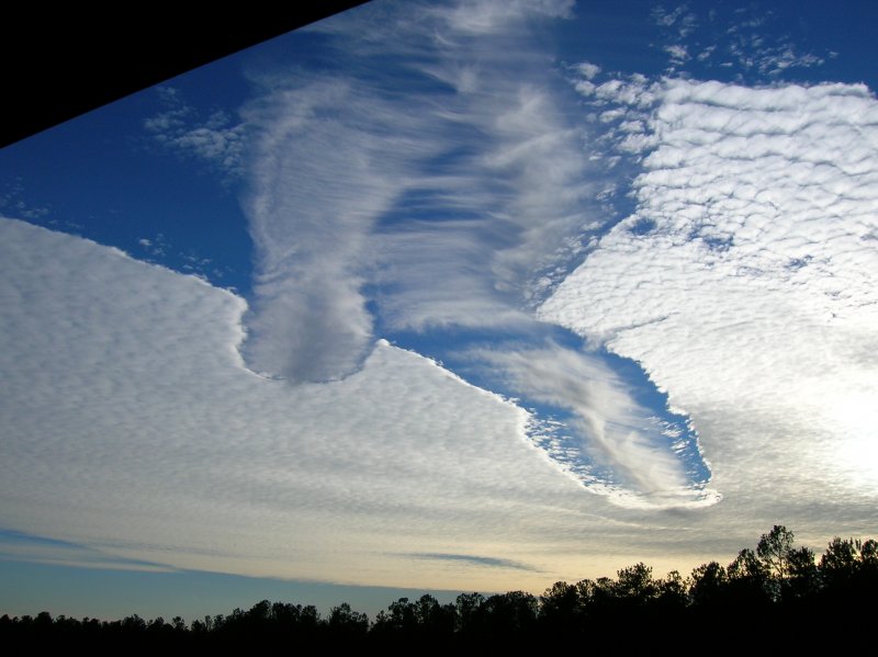 Эффект Fallstreak в перисто- кучевых облаках