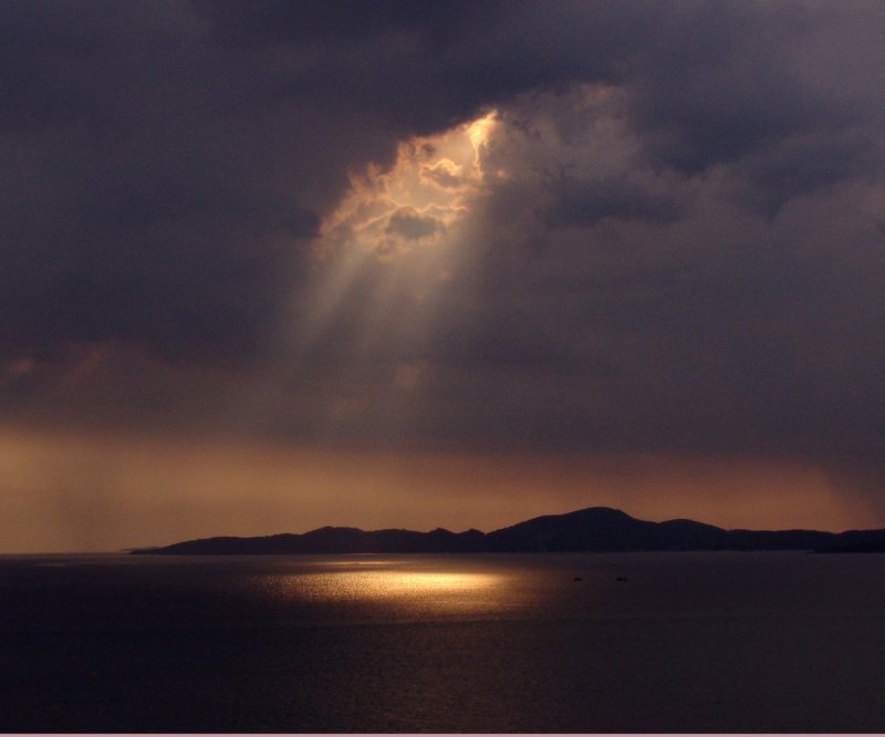 Облака над бурным морем - фото