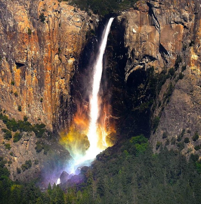 Водопад в Калифорнии лошадиный хвост