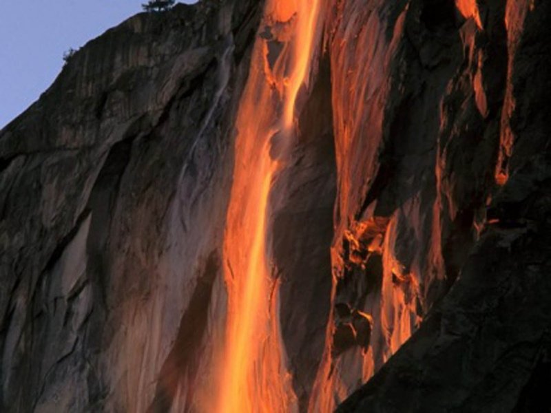 Огненный водопад Horsetail Falls ("лошадиный хвост")