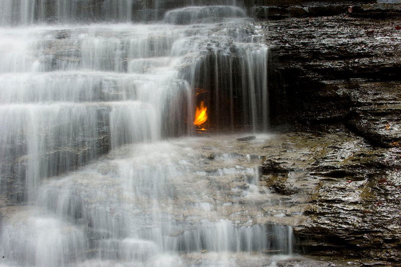 Водопад вечного огня, Орчард-парк, Нью-Йорк