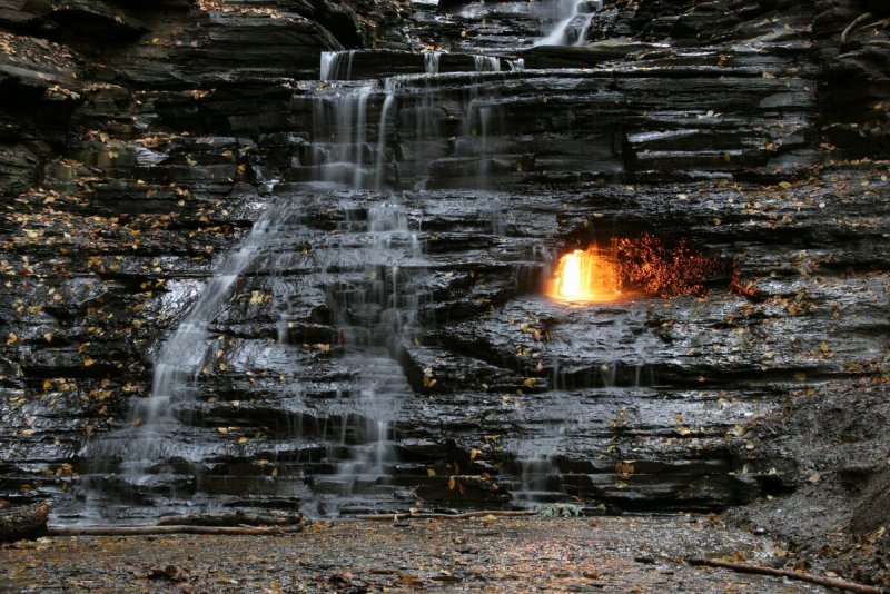 Водопад вечного огня, Орчард-парк, Нью-Йорк