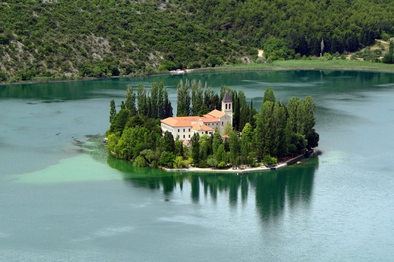 Красное и голубое озеро в Хорватии