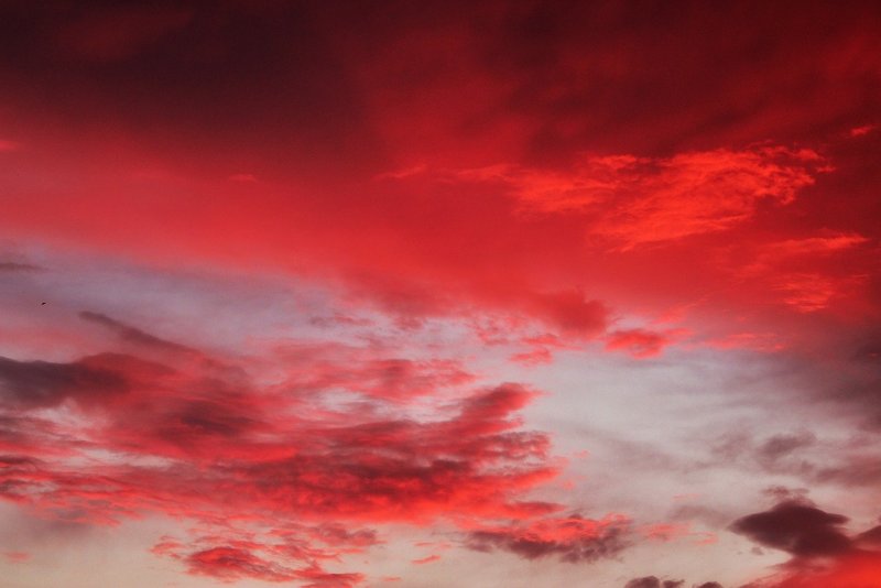 Красное небо с облаками