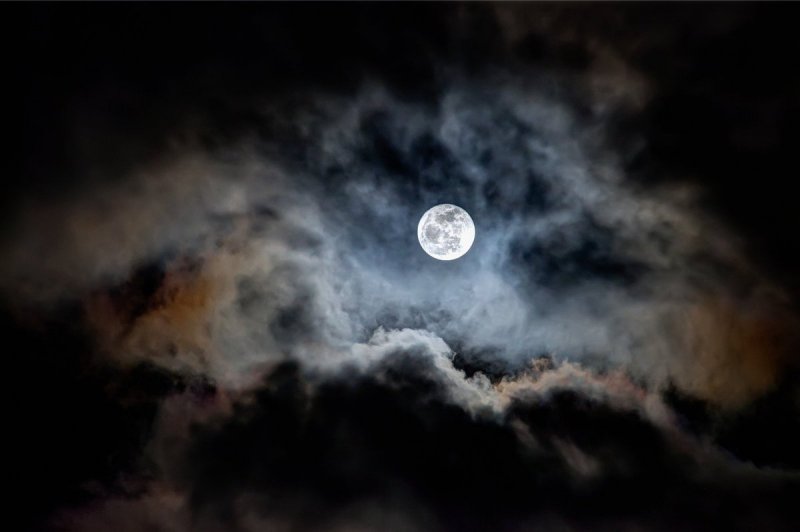 Пасмурное небо с луной