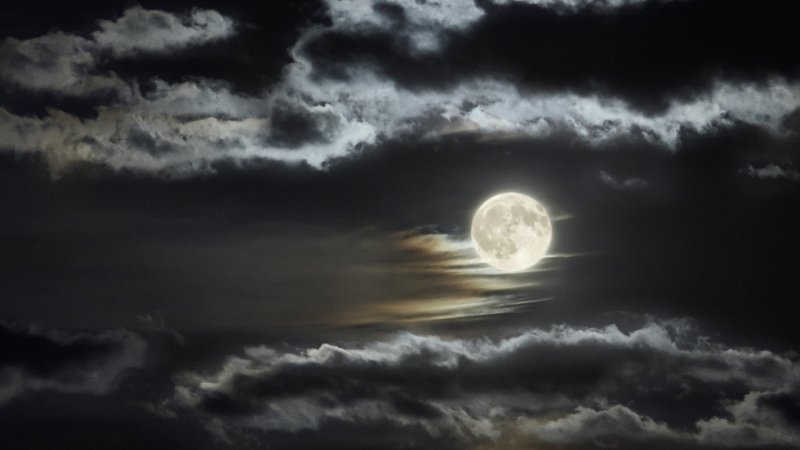 Луна в облаках