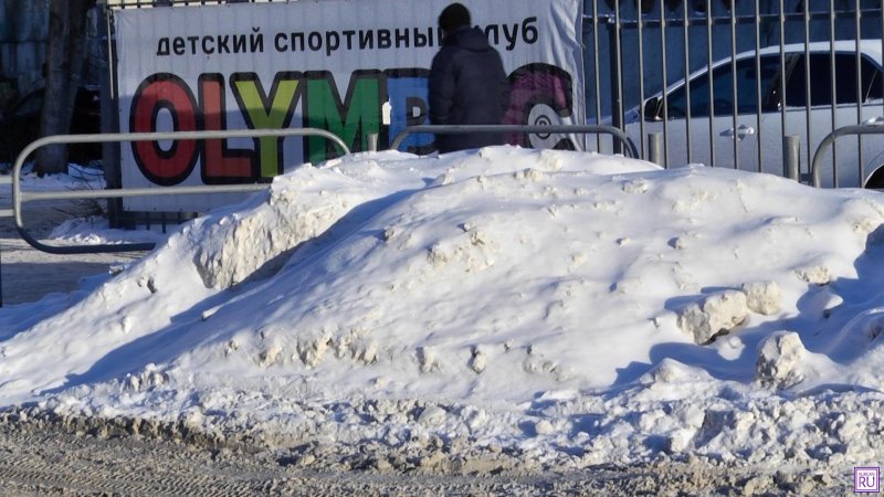 Уборка снега на Мостах на тротуарах
