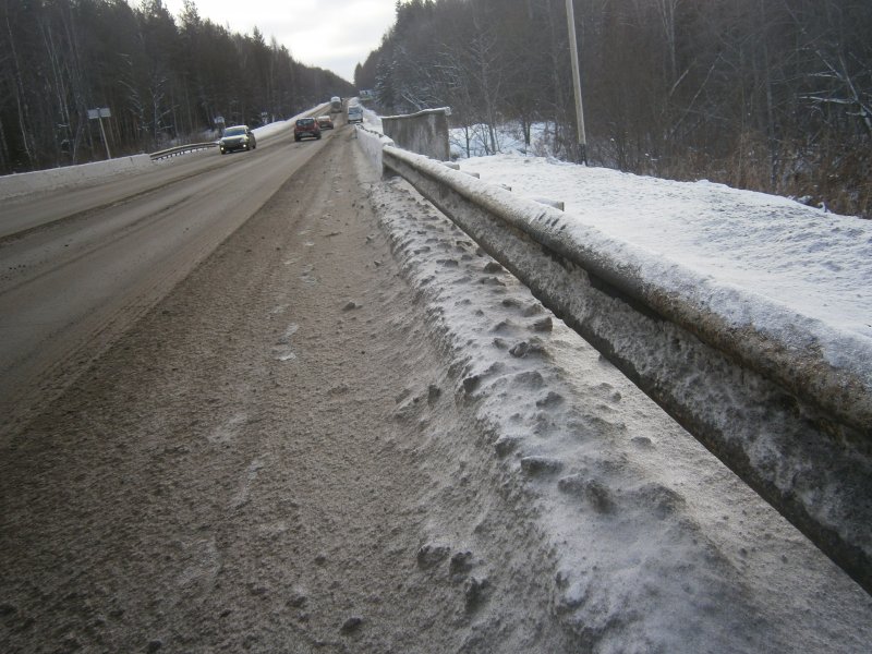 Неубранный тротуар от снега Менжинского 23 к1