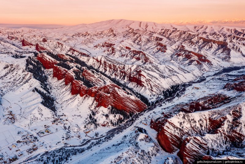 Пейзажи снег с красным