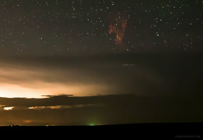 A Red Sprite event seen onver Maunakea in 2021-12-03 (HST).