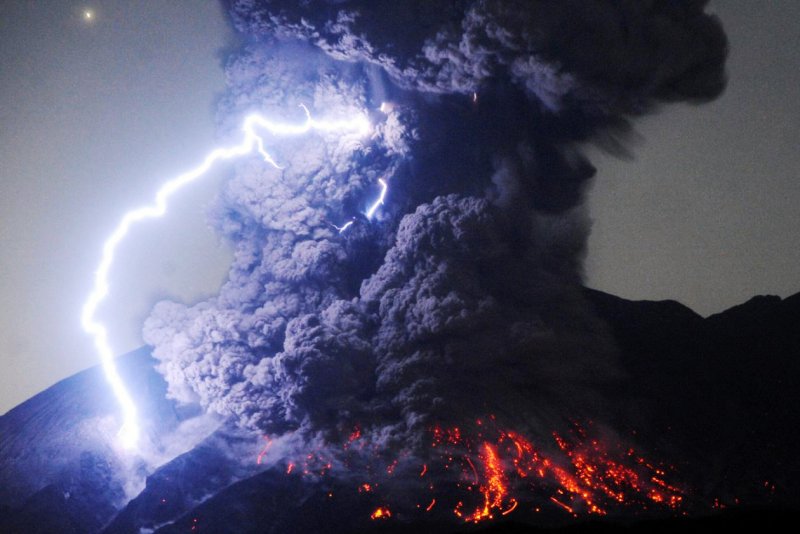 Извержение вулкана в Японии 2020