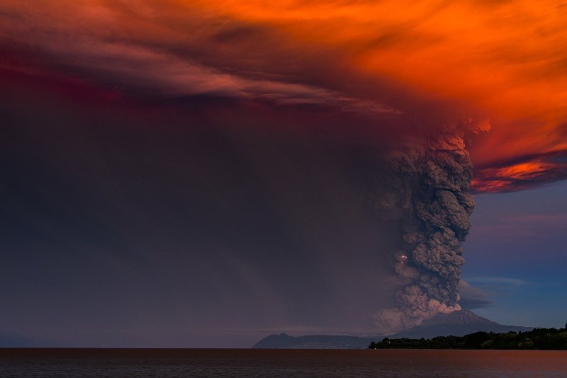 Молнии во время извержения вулкана