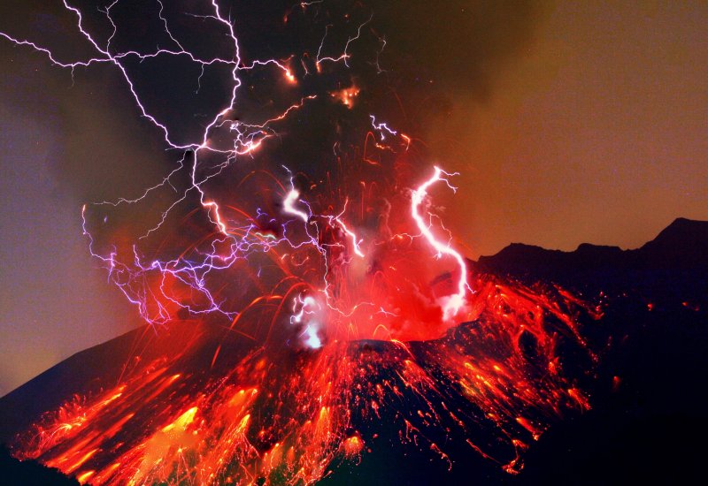 Извержение вулкана с молниями