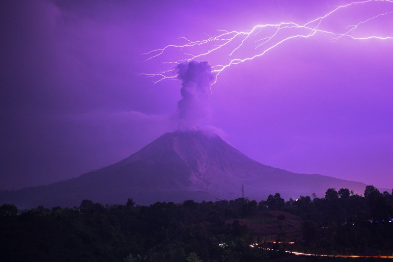 Молния ударила в вулкан
