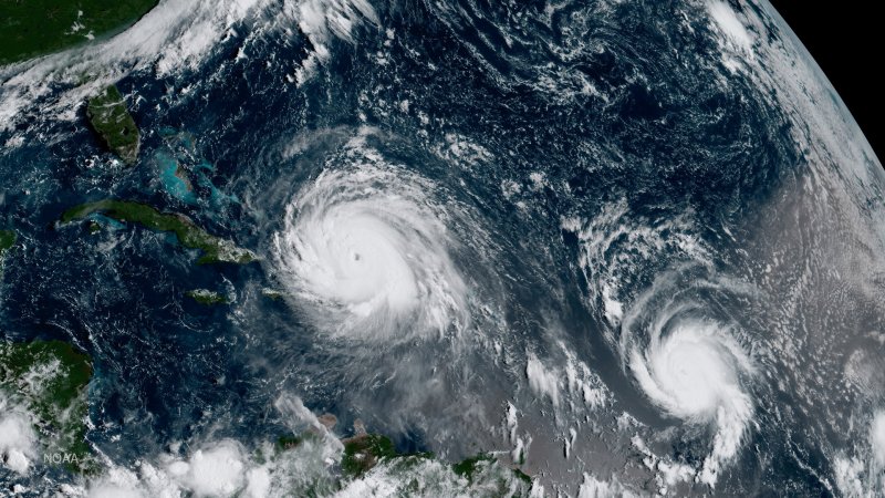 Тропический циклон у берегов Северной Америки