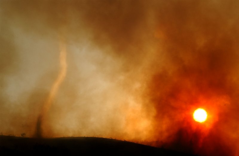 Огненный Торнадо в пустыне