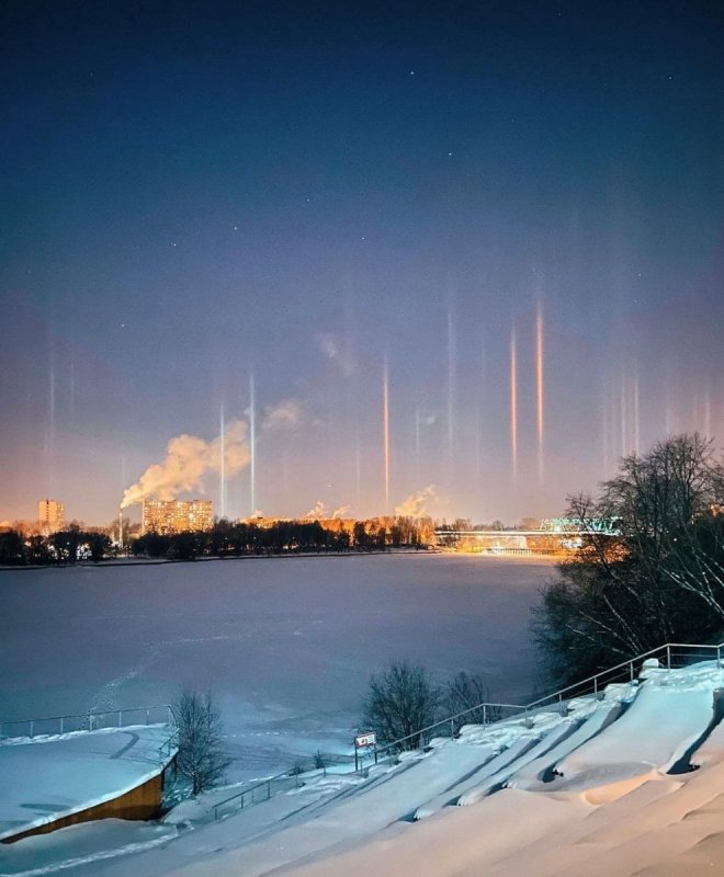 Световые столбы природное явление в Мороз Подмосковье