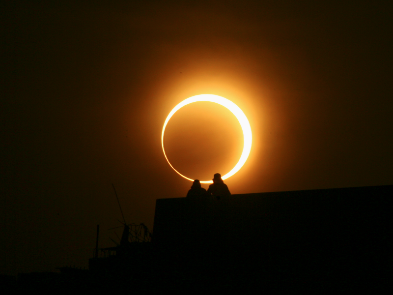 Кольцеобразное солнечное затмение фото