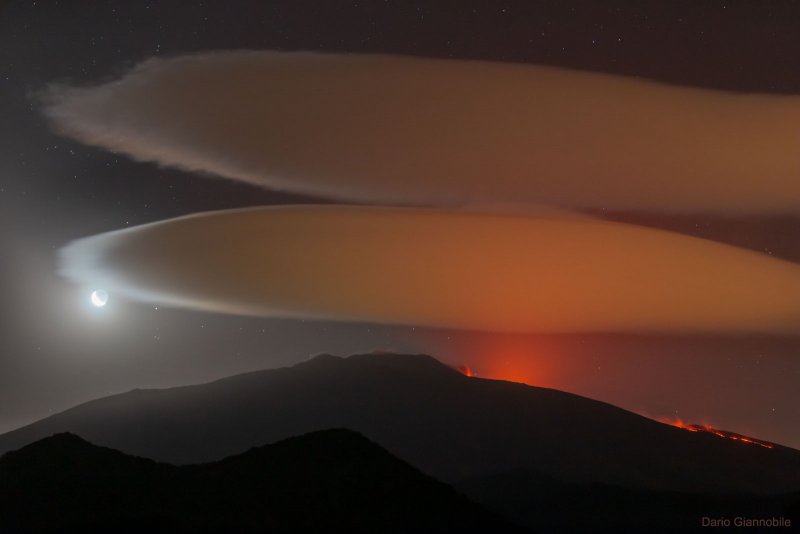 Лентикулярные или линзовидные облака пустыня